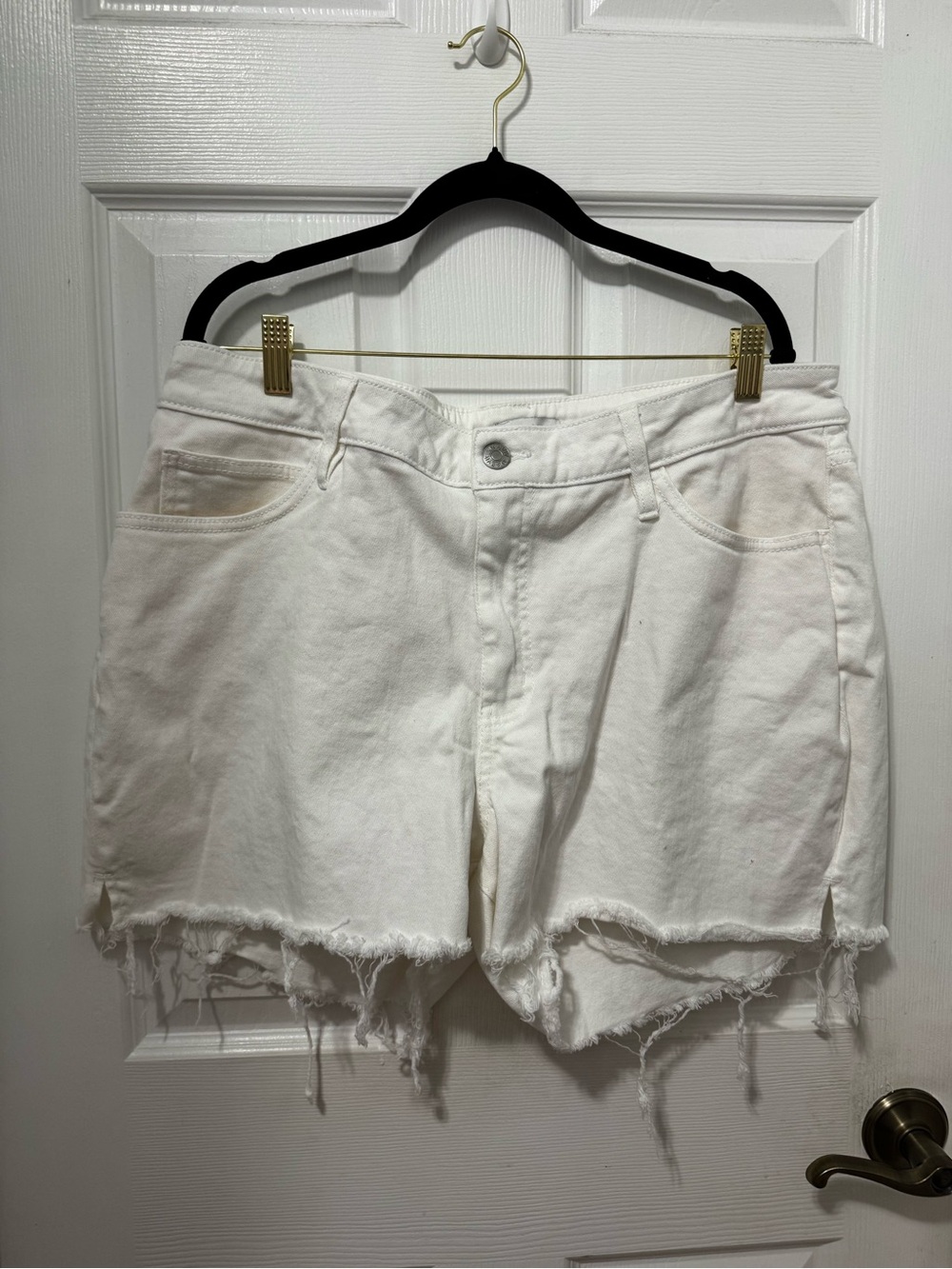 Ava & Viv White Frayed Hem Denim Shorts